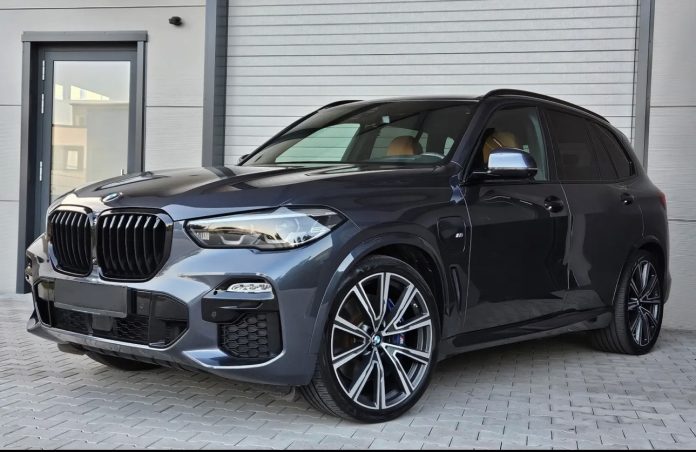 Hajnat ia vjedhin BMW-në mërgimtarit nga oborri i shtëpisë, kërkon ndihmë në Polici