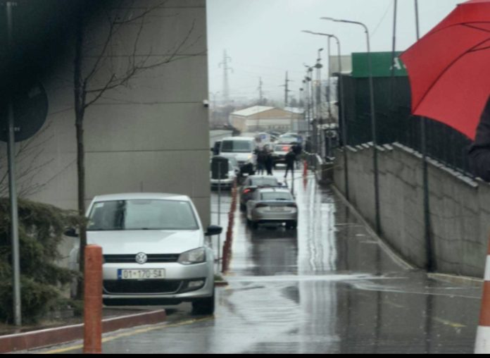 Grabitësit e automjetit me para ishin të “uniformuar dhe të armatosur me AK-47”, pjesëtari i kompanisë aludon se ata kishin qëllime tjera