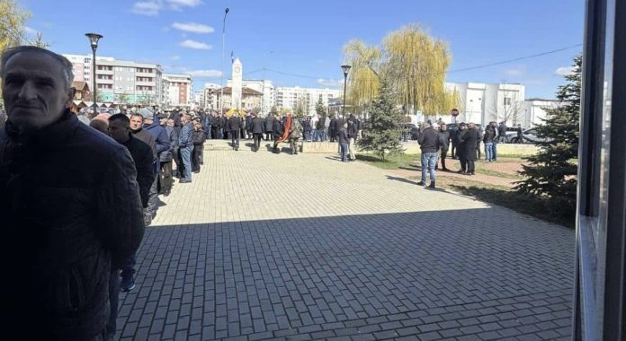 Numër i madh i qytetarëve presin në radhë për homazhe për babanë e Thaçit