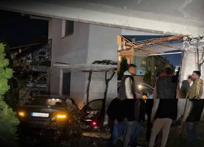 Mercedesi humb kontrollin, futet në oborrin e një shtëpie