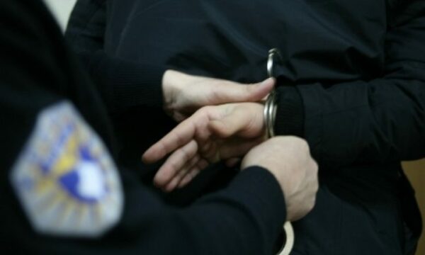U përleshen mes vete, arrestohen një burrë dhe një grua në Fushë Kosovë