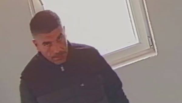 Policia kërkon ndihmë për identifikimin dhe kapjen e këtij personi; Kreu vjedhje të rëndë në xhami