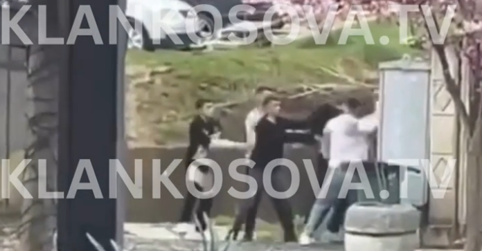 Rrahje e rëndë mes disa të rinjve (Video)