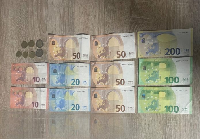 E gjeti kuletën me rreth 650 euro, e dorëzon në Polici