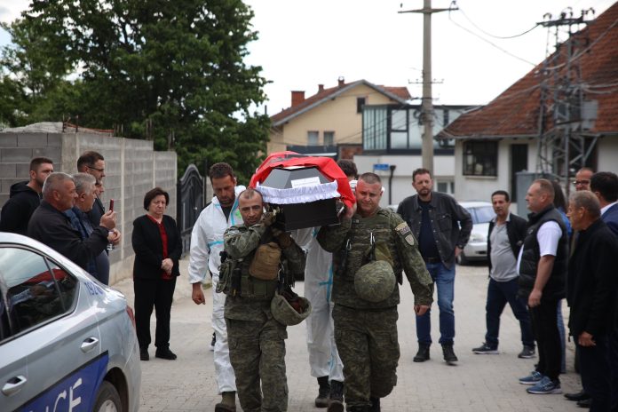 Zhvarrosja e heronjve të UÇK-së: Dëshmori kishte municione me vete në varr