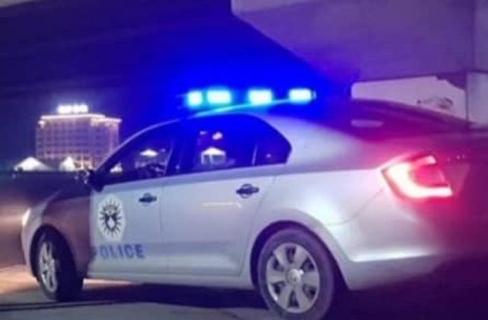 Ky është personi që sulmoi policët