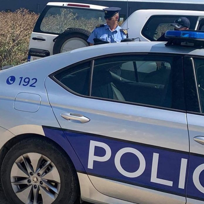 Vdekje e dyshimtë: Policia hap me forcë derën e një banese, e gjen të vdekur një person