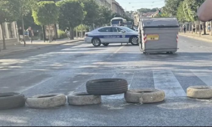 Thirrje për protesta tjera – barrikada në kryqëzime në Zemun: Arrestoni Vuçiqin!
