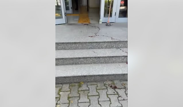Një person dyshohet se u sulmua me çekan, në hyrje të Gjykatës (Video)