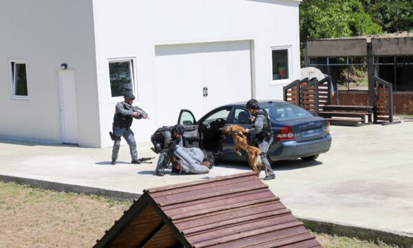 Policia e Kosovës pranon pesë automjete speciale dhe një qen zyrtar nga partnerët ndërkombëtarë