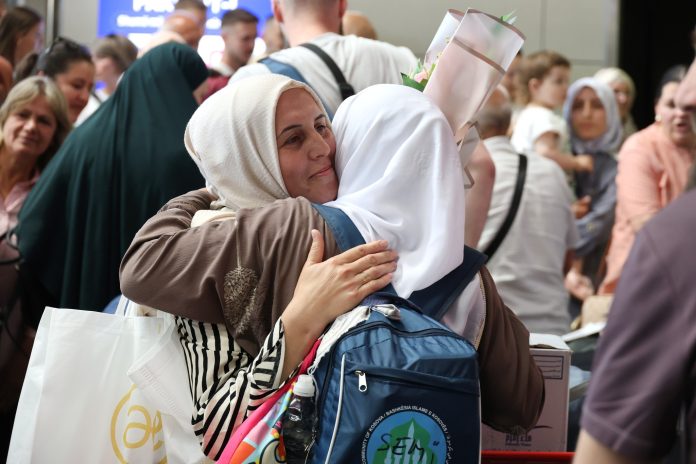 Mbërrin në Kosovë grupi i parë i haxhilerëve, në mesin e tyre edhe llapjanët