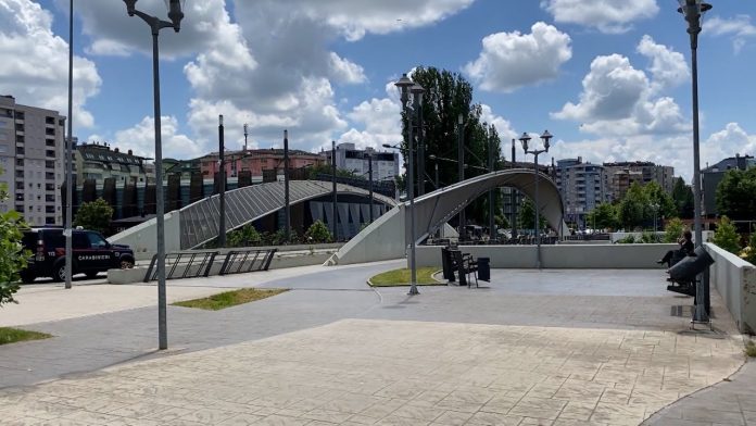 Vizitori nga Serbia ngre tre gishta në Urën e Ibrit – përfundon në konflikt fizik me dy shqiptarë, njëri pëson frakturë