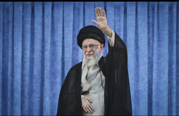 Khamenei shfaq flamurin amerikan duke u djegur: S’i nënshtrohemi askujt