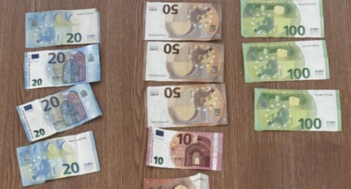 E gjen kuletën me 615 euro, e dorëzon në Polici