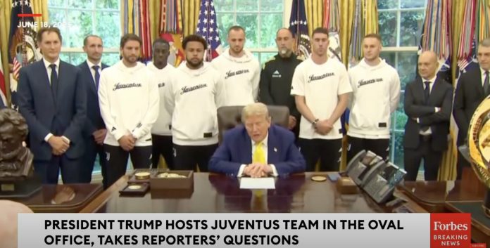 Trump i pret në zyren e tij lojtarët e Juventusit, sportistët mbetën të hutuar teksa ai fliste për Iranin!