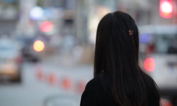Vajza që ishte shpallur e zhdukur gjendet në një banesë me dy persona, rasti po hetohet si dhunim