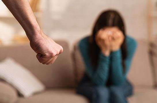 Ky është burri i arrestuar që rrahu gruan pas dasmës