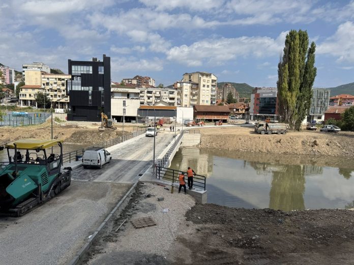 Nis shtrimi i asfaltit në urën e re mbi lumin Ibër