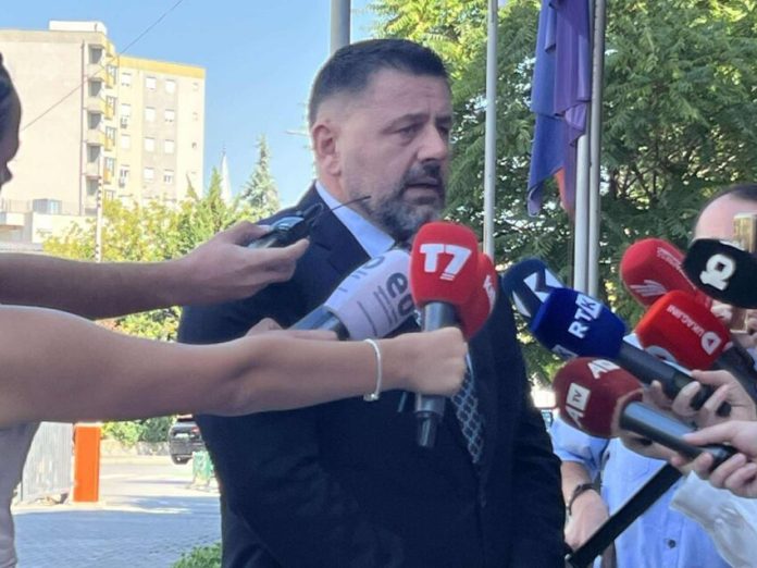 Deputeti i AAK-së mbështet Bashën: Nuk duhet me u bullizu në këtë nivel, pse me shkarku me pru Albulenën a?