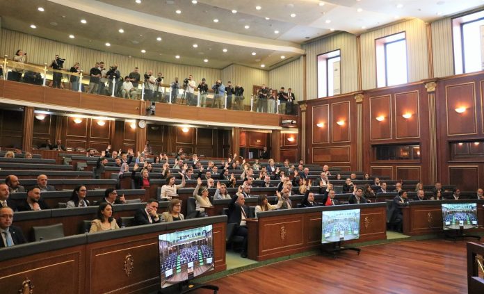 Sulmohet deputeti i Kuvendit të Kosovës – përfundon në spital bashkë me familjen