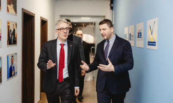 6FCF1F24-3AD8-4A15-B317-BA8C77FE05A5