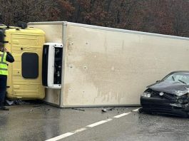Aksident i rëndë mes një kamioni dhe një veture (Pamje)