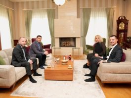 Krasniqi viziton familjen e Thacit, Veselit e Krasniqit: Ishin bashkë në luftë dhe sot janë bashkë në përballjen me padrejtësinë