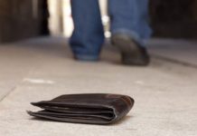 Qytetari e dorëzon në polici kuletën me mbi 3 mijë euro që e gjeti në rrugë, i kthehen pronarit