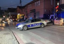 “Kujt po ia shan musteqet”, përleshje mes dy policëve