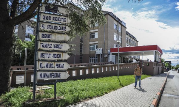Rrahen dy kirurgë mes vete në QKUK
