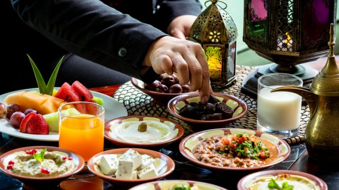 Pse ndryshon ora e Iftarit çdo natë?