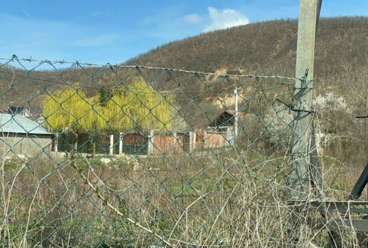 Familjarët flasin për vrasjen në Podujevë: 31-vjeçarja hyri në shtëpinë e viktimës dhe e mori peng