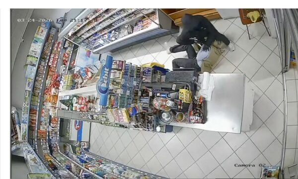 Pamje të pabesueshme të një tentative grabitjeje: Shitësja e dyqanit merr armën dhe ndalon grabitësin