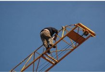 Aksident në vendin e punës, punëtori bie nga vinçi