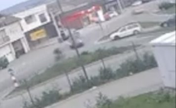 Pamje nga aksidenti ku mbetën të lënduar dy të rinj (Video)