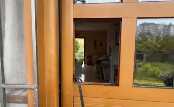 U fut për të vjedhur, hajni gjendet i vdekur brenda shtëpisë – i mbeti trupi në dritare