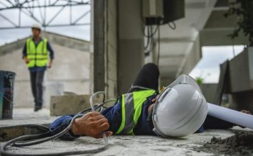 E zuri rryma teksa punonte në servis