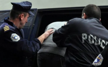Kanos me vrasje katër policë dhe dëmton kompjuterin në stacion, arrestohet i dyshuari