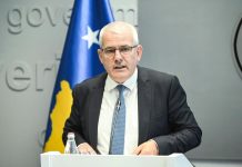 U prangos në Aeroportin e Prishtinës, ky është i dyshuari që kanosi Xhelal Sveçlën