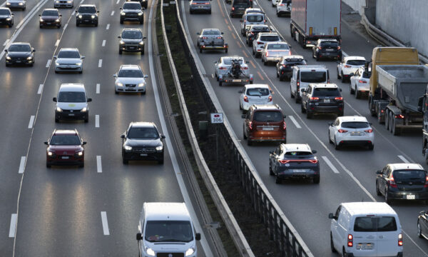 AUTOBAHN A1, A1, NATIONALSTRASSENNETZ, FAHRSTREIFEN, FAHRTRICHTUNG, FAHRBAHN, FAHRSPUR, DAEMMERUNG, ABENDDAEMMERUNG, STAU, FEIERABENDVERKEHR, VERKEHR, AUTO, AUTOBAHN, MENSCHENMENGE, MENSCHENMASSE, MENSCHENANSAMMLUNG, MENSCHENANSAMMLUNG, MENSCHENAUFLAUF,