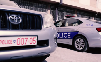 Vrasje e rëndë | Burri dyshohet se vrau gruan, mikun dhe plagosi tre të tjerë