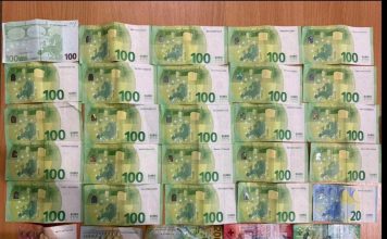 17-vjeçari gjen mijëra euro, i dorëzon në polici dhe i kthehen pronarit