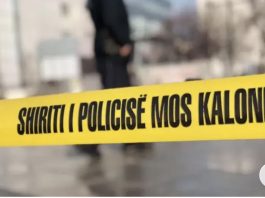Një burrë plagoset në kokë, arrin t’ia marrë armën sulmuesit