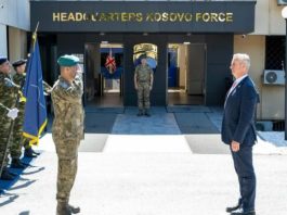 Komandanti i KFOR-it, Ulutaş, pret në takim ambasadorin britanik