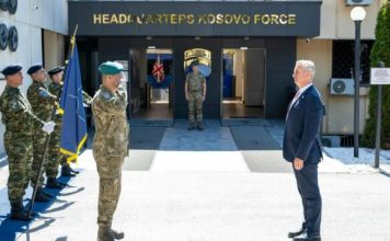 Komandanti i KFOR-it, Ulutaş, pret në takim ambasadorin britanik
