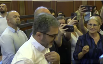 Vazhdon përplasja PDK – VV në sallën e Kuvendit, Ganimete Musliu i gjuan ujë Ardian Golës: A t’ka mbetë mo ujë…