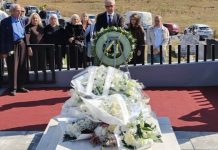 Ambasadori gjerman bën homazhe te varri i Afrim Bunjakut: E domosdoshme të vihet drejtësia pa vonesa