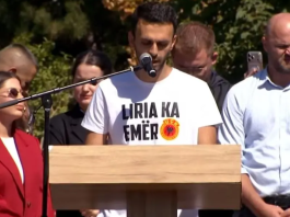 I biri i Jakup Krasniqit thirrje nga protesta të gjithë politikanëve: T’i lëmë anash dallimet tona, të bashkohemi