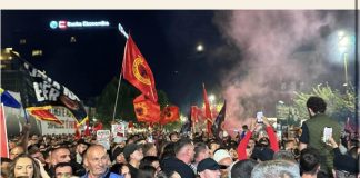 “Shihemi n’21:00 n’shesh”, protesta vazhdon edhe sonte në Prishtinë