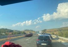 Vetaksident në autostradën “Ibrahim Rugova”, vetura përfundon e kthyer mbrapshtë
